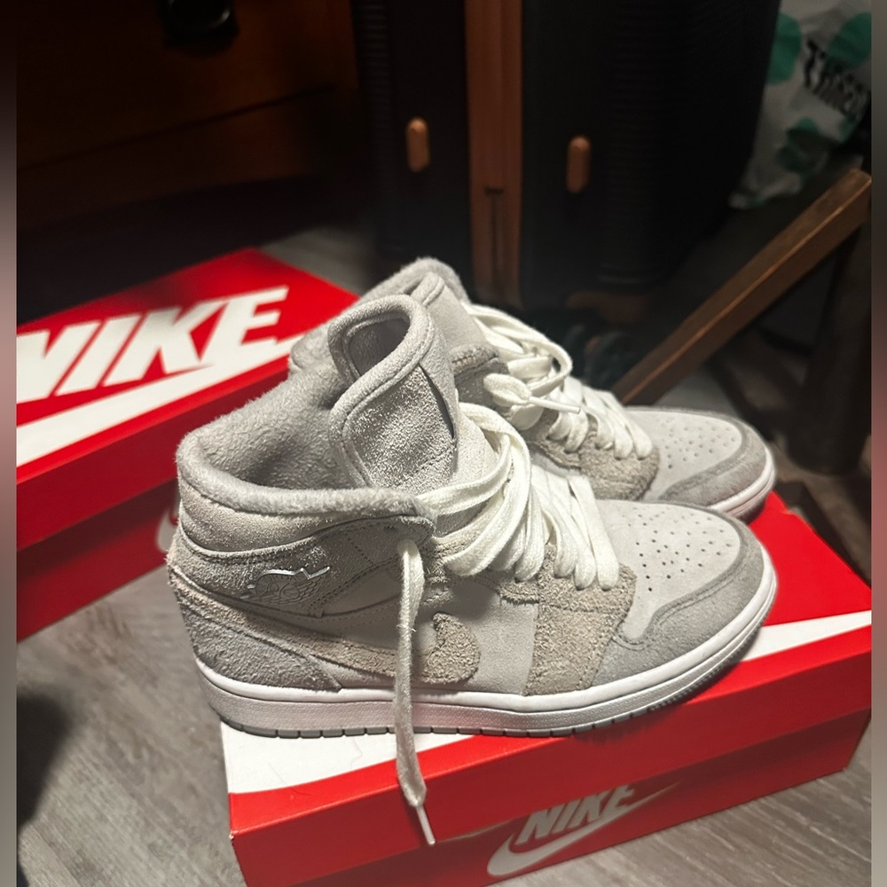 Nike women’s Air Jordan 1 Mid SE “Particle Grey” size 6 barely worn